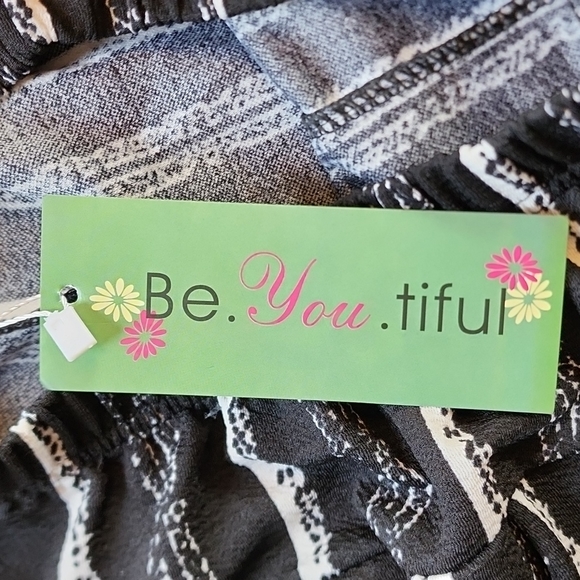 Womens size small capris by be you tiful - Picture 4 of 5